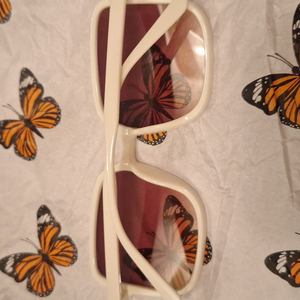 Elegant Cream Sunglasses with Rose Lenses - Picture 4 of 4